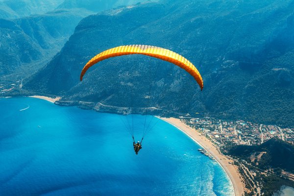 Vivre une pic d'adrénaline : optez pour une parapente au dessus du lac d'Annecy